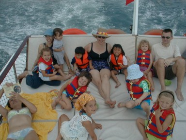 Op het achterdek van de kleine boot