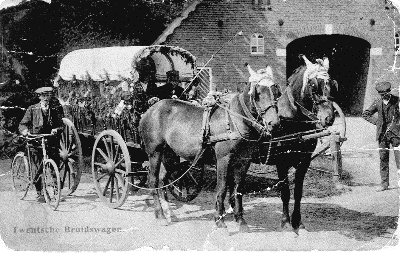 Prentbriefkaart met bruidswagen