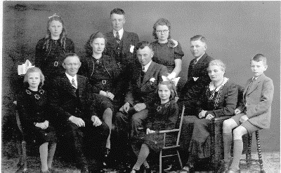 Staand: Regien, Alphons en Annie; Zittend: Emmy, Lambertus, Gerda, Albert, Ria, Herman, Anna Maria en Gerard